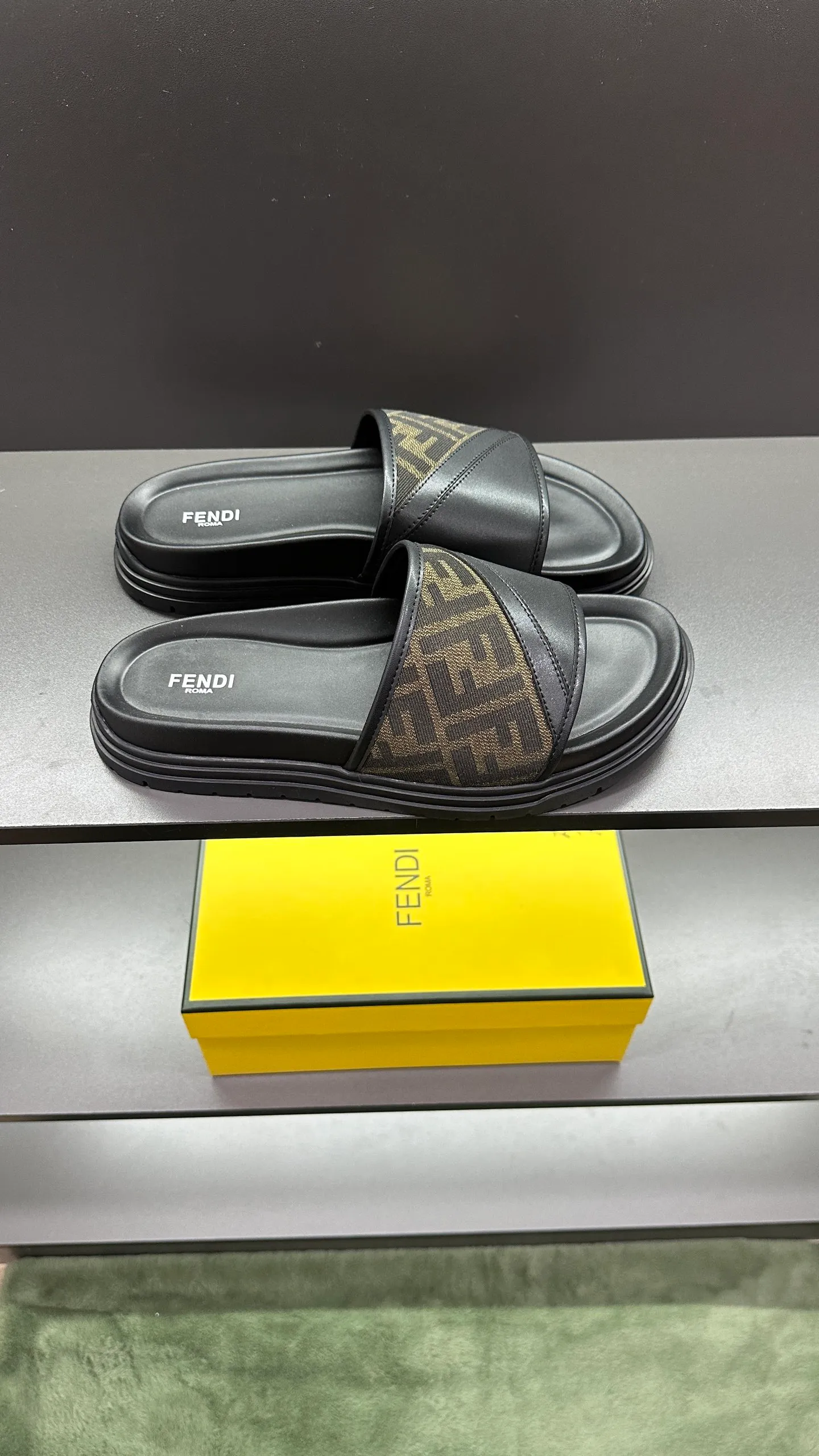 P300 [Fendi Slippers] High-end men's shoes brand, official website 1:1 latest masterpiece: original mold customization, fabrics made of imported original materials, upgraded outsole, lighter and non-slip. The market's top quality, simple yet tasteful, a must-have for fashionistas, fashionable at your feet, full of confidence, the same style at the counter 👍The season of summer slippers is here. Code: 38-45, 46 order